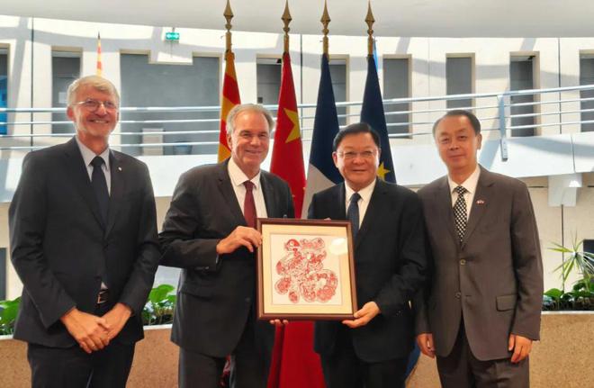 雷竞技RAYBET·(中国)官方网站易炼红、王伟中先后率队出国选择了同一个地方(图1)
