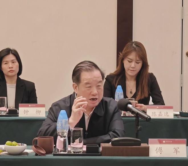 雷竞技RAYBET中国国际文化传播中心主席龙宇翔到铜官窑古镇调研考察(图1)