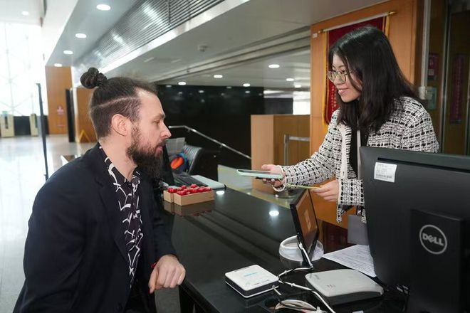 雷竞技RAYBET·(中国)官方网站深圳“AI翻译官”让歪果仁直呼666(图4)